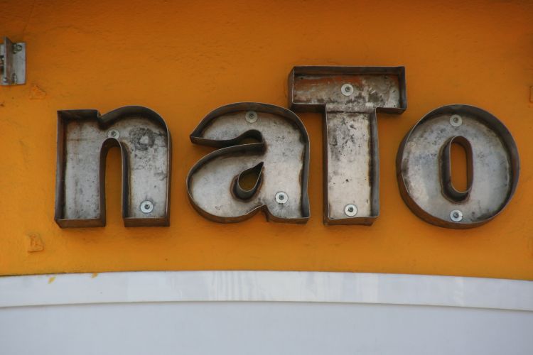 der naTo-Schriftzug